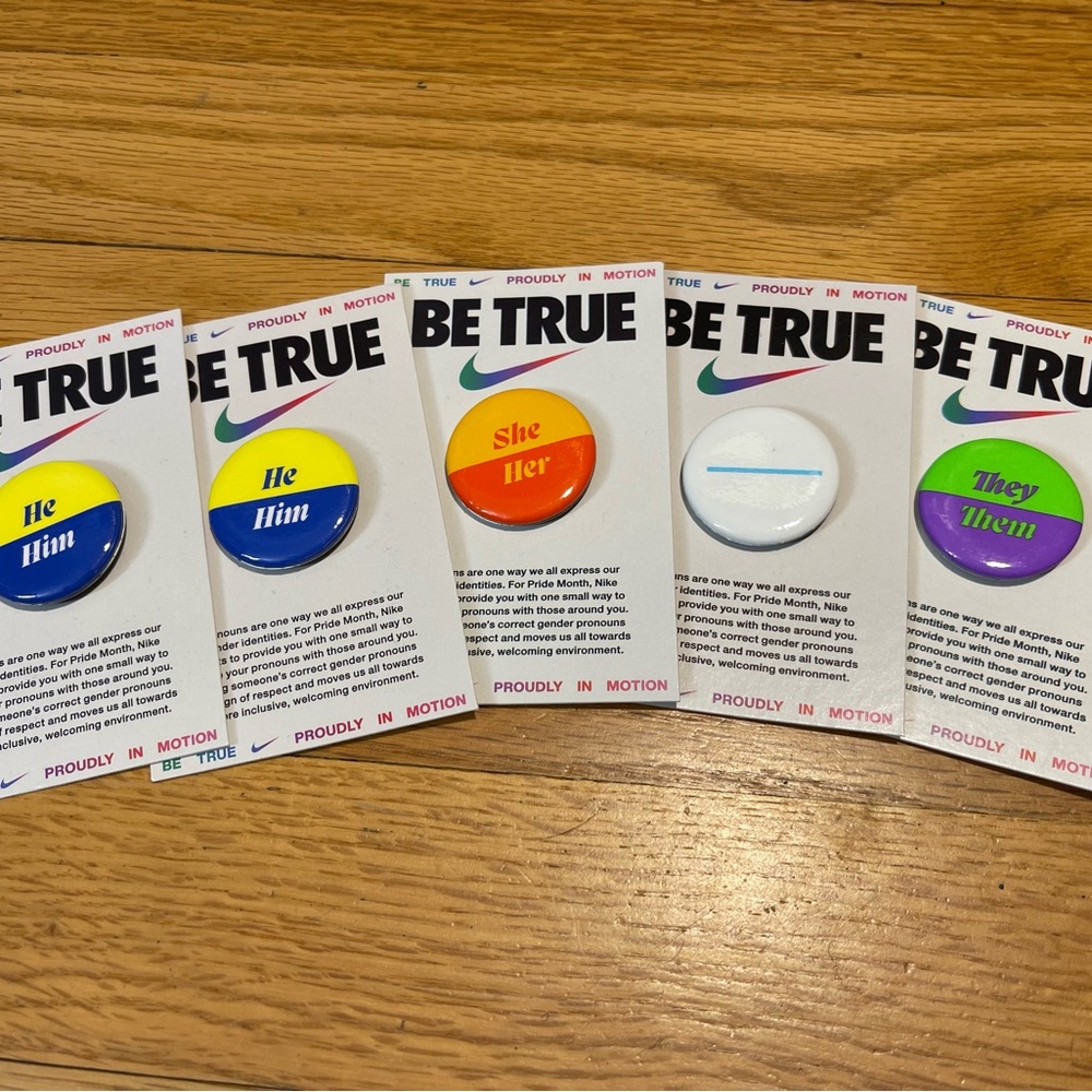 Nike Be True Pronoun Pins Set - Multicolor